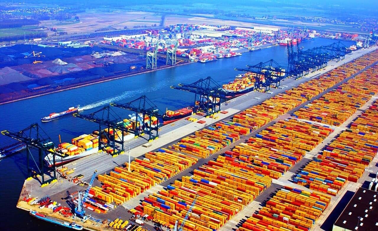 Китайские портовики скупают Европу